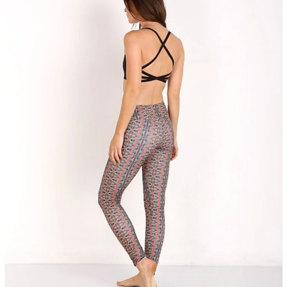 Onzie Tuxedo Balinese Cropped Leggings - Picture 8 of 8